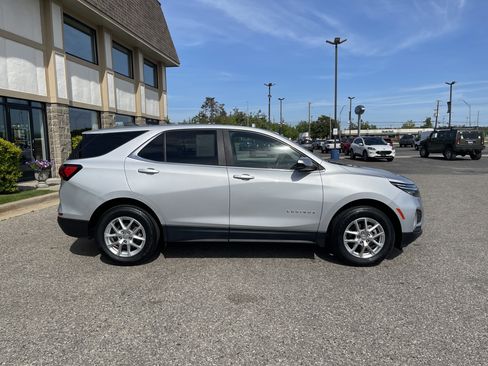 Used 2022 Chevrolet Equinox LT AWD/4WD image 2