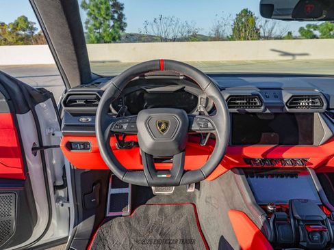 Used 2025 Lamborghini Urus SE AWD/4WD image 18
