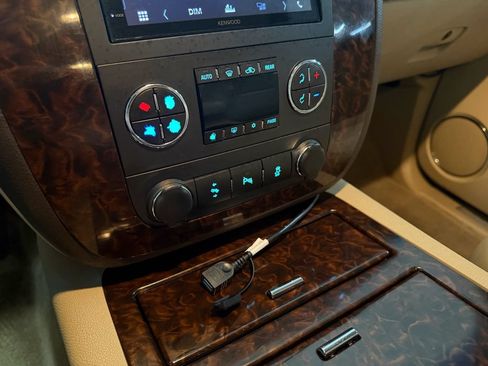 Used 2012 GMC Yukon Denali AWD/4WD image 9