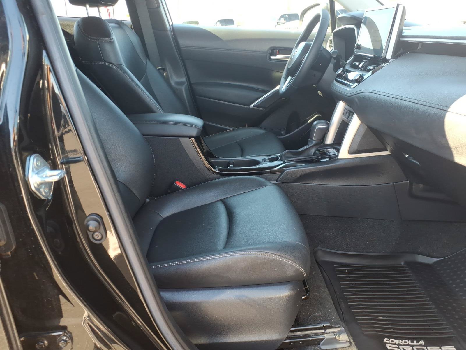 Used 2023 Toyota Corolla Cross XLE w/ Convenience Package FWD image 11