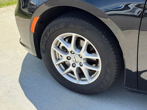 Used 2024 Chrysler Pacifica Touring-L FWD image 5