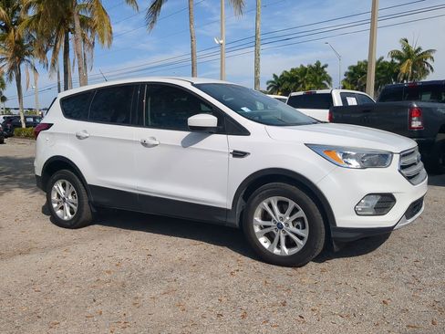 Used 2019 Ford Escape SE image 2