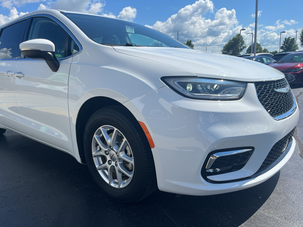 Used 2023 Chrysler Pacifica Touring-L FWD image 7