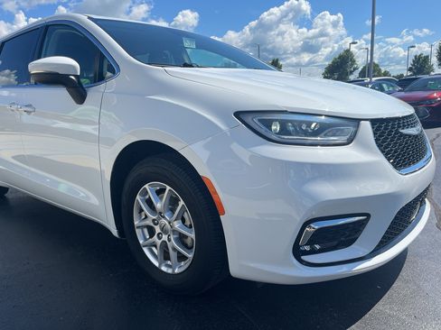Used 2023 Chrysler Pacifica Touring-L FWD image 7