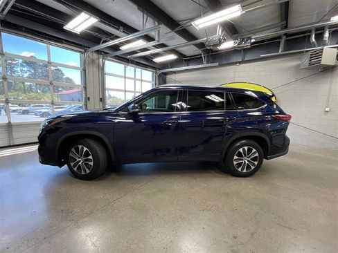 Used 2021 Toyota Highlander XLE image 2