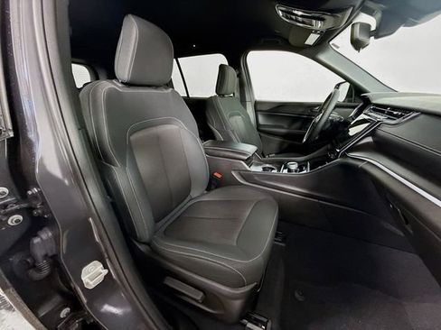 Used 2024 Jeep Grand Cherokee Laredo image 25