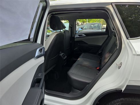 New 2025 Volkswagen Taos SE image 28