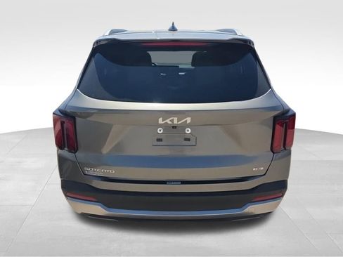 Used 2025 Kia Sorento EX image 4