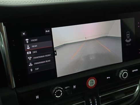 Certified 2025 Porsche Macan AWD/4WD image 18