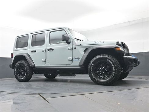 Used 2023 Jeep Wrangler Unlimited w/ Sun & Screen Package image 33