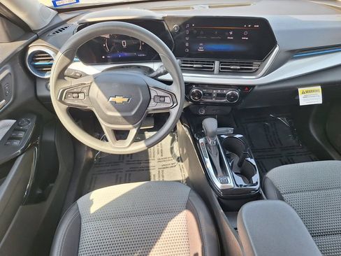 Used 2025 Chevrolet Trax LT FWD image 9