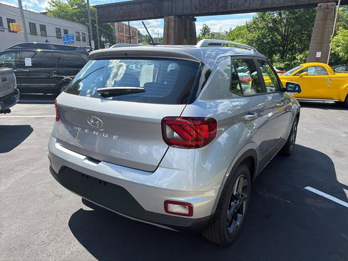 Used 2026 Hyundai Venue SEL FWD image 5