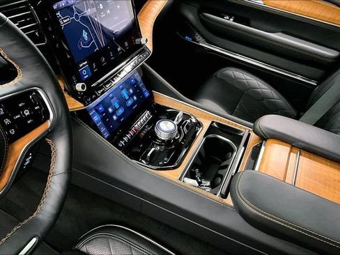 Used 2025 Jeep Grand Wagoneer L Series III w/ Rear-Seat Entertainment Group AWD/4WD image 16