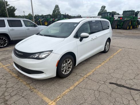 Used 2022 Chrysler Voyager LX FWD image 1