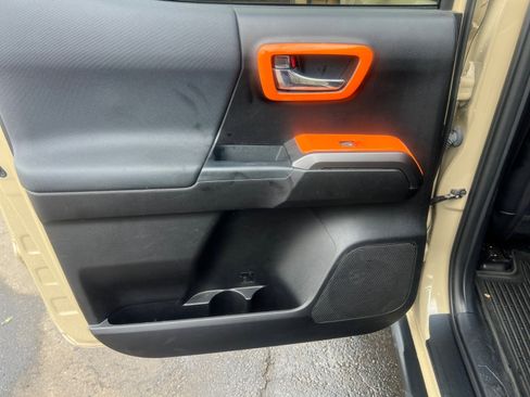 Used 2020 Toyota Tacoma TRD Sport image 28