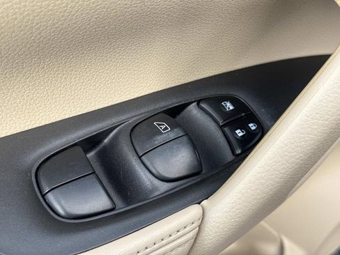 Used 2017 Nissan Rogue SV image 23