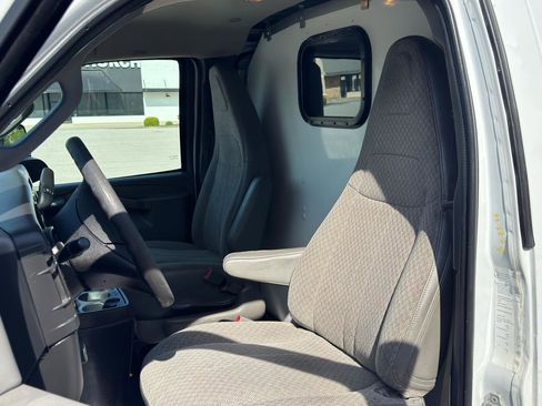 Used 2018 Chevrolet Express 2500 RWD image 11