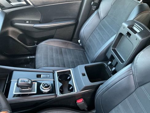 Used 2024 Mitsubishi Outlander SE Black Edition image 23