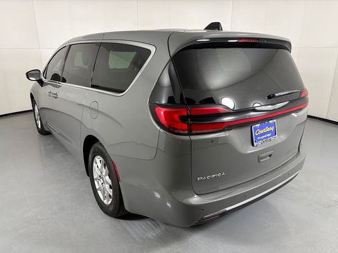 Used 2023 Chrysler Pacifica Touring-L FWD image 6