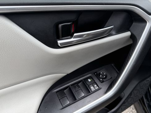 Used 2020 Toyota RAV4 XLE w/ Convenience Package FWD image 15