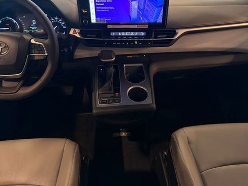 Used 2025 Toyota Sienna XLE image 20