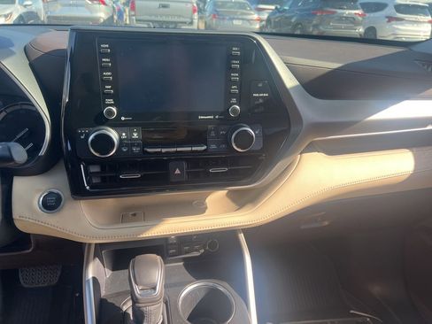 Used 2021 Toyota Highlander XLE image 11