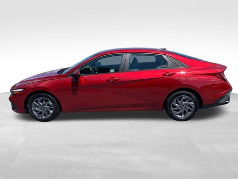Used 2024 Hyundai Elantra SEL FWD image 2