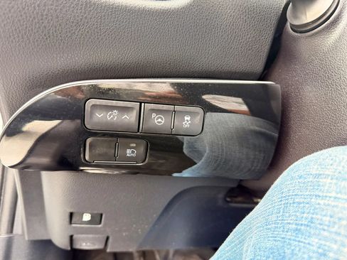 Used 2022 Toyota Prius XLE FWD image 16