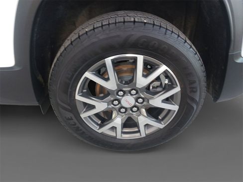 Used 2023 GMC Acadia SLE image 8
