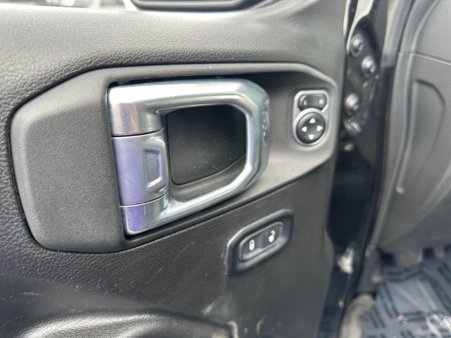 Used 2025 Jeep Wrangler Unlimited Rubicon AWD/4WD image 16