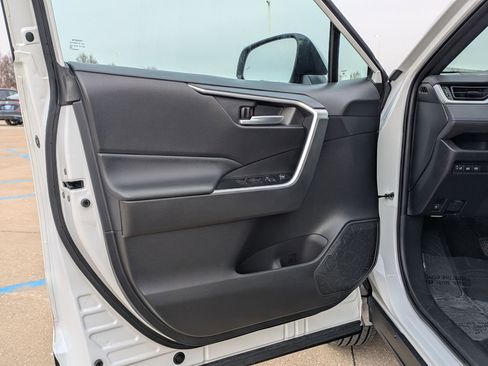 Used 2023 Toyota RAV4 SE w/ Convenience Package image 12