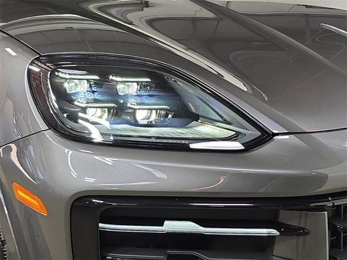 Used 2025 Porsche Cayenne image 12