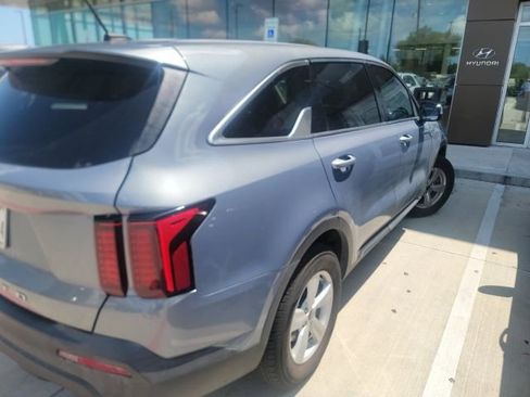 Used 2022 Kia Sorento LX FWD image 4