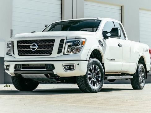 Used 2018 Nissan Titan PRO-4X w/ Pro-4x Convenience Package AWD/4WD image 35