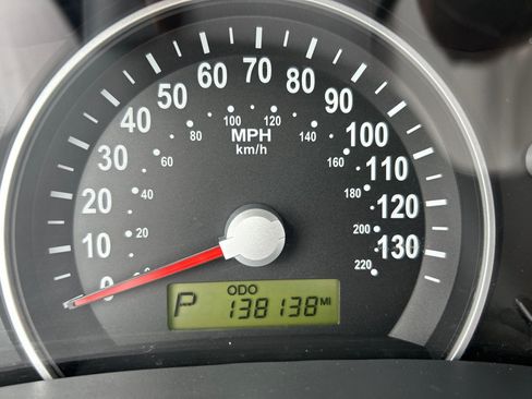 Used 2010 Kia Sedona EX w/ Luxury Pkg FWD image 17