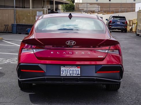Certified 2025 Hyundai Elantra Limited image 5