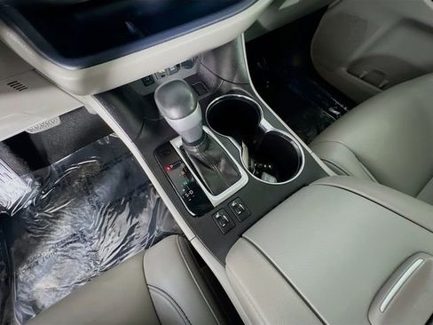 Used 2019 Toyota Highlander XLE FWD image 25