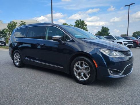 Used 2018 Chrysler Pacifica Limited w/ Advanced Safetytec Group FWD image 2