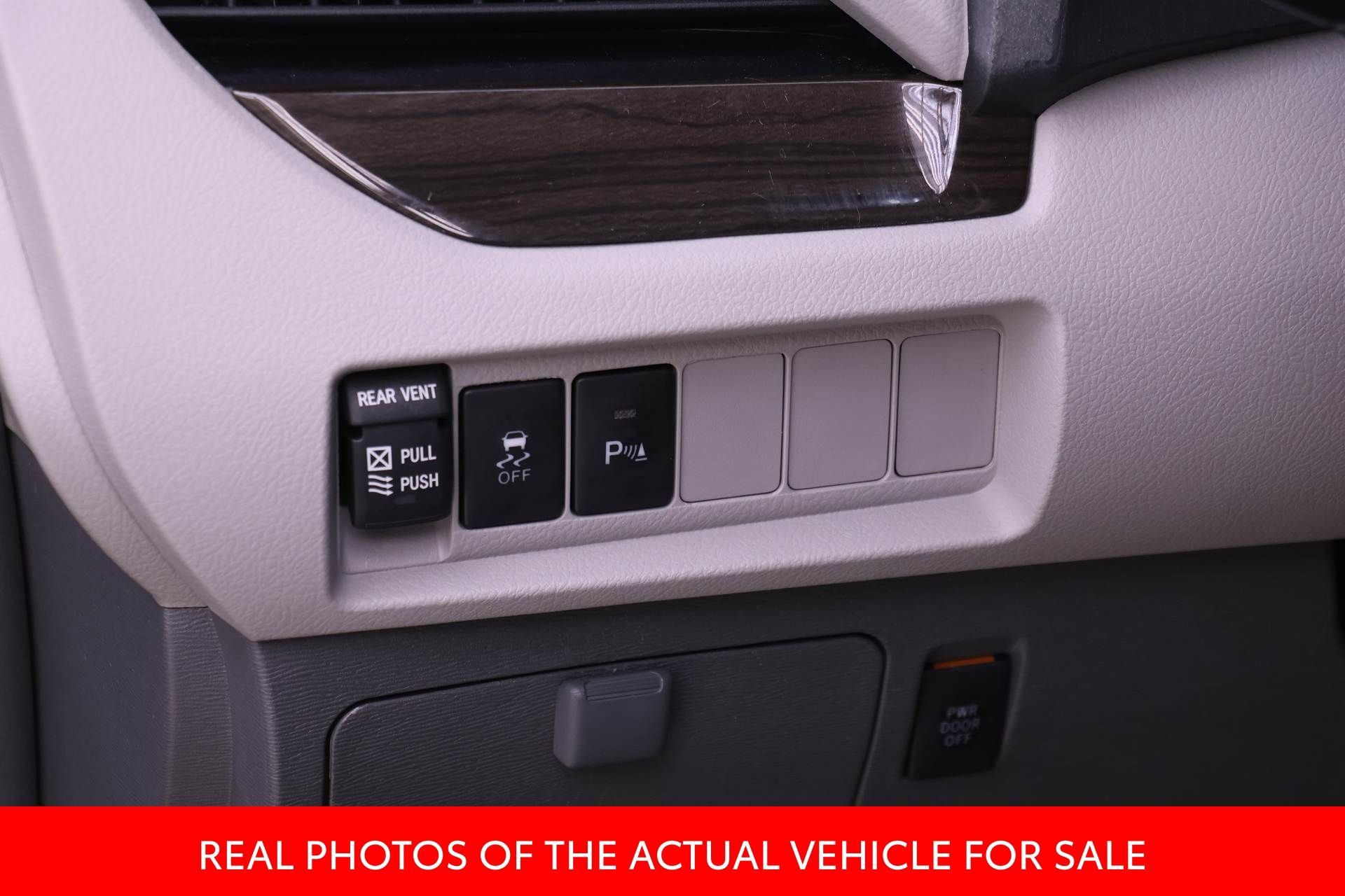 Used 2019 Toyota Sienna XLE w/ XLE Navigation Package FWD image 15