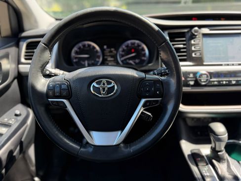 Used 2019 Toyota Highlander XLE AWD/4WD image 36