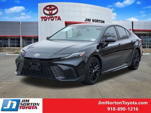 Used 2025 Toyota Camry SE image 3