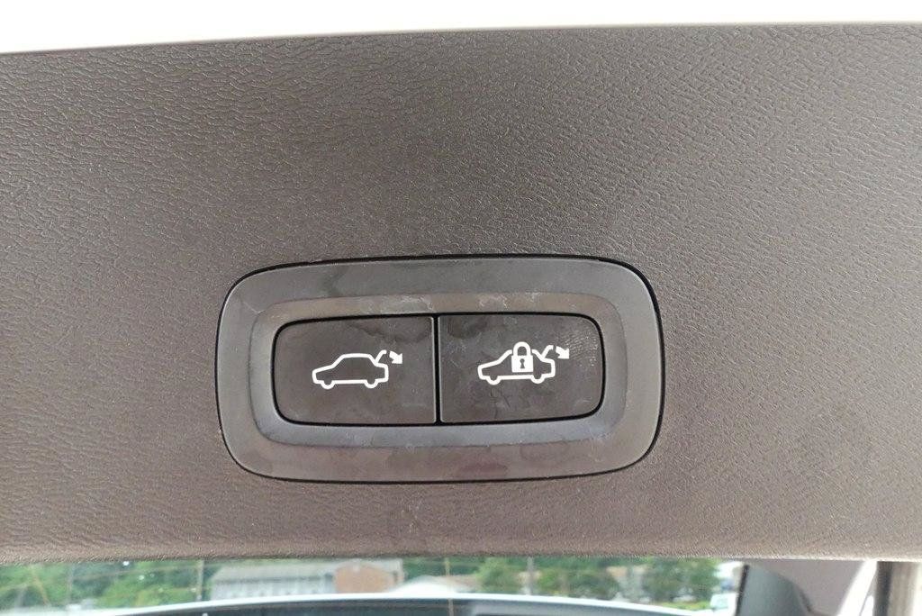 Used 2024 Volvo XC40 B5 Plus AWD/4WD image 39