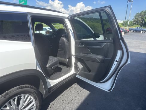 Used 2025 GMC Acadia Elevation w/ Elevation Premium Package AWD/4WD image 7