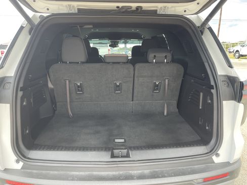 Used 2024 Chevrolet Traverse LT w/ Trailering Package FWD image 13