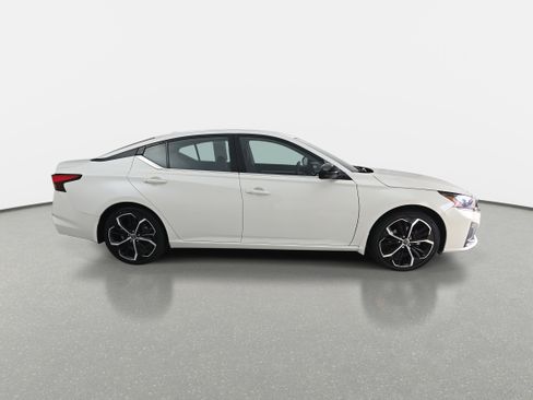 Certified 2023 Nissan Altima 2.5 SR image 4
