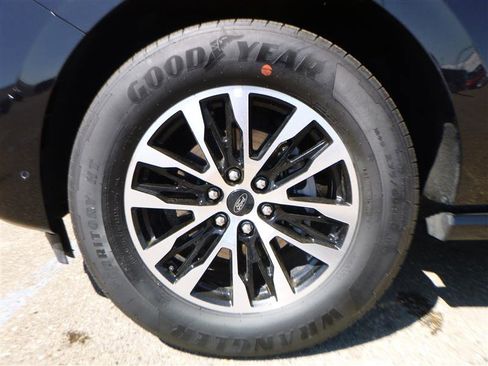 Used 2025 Ford Expedition Platinum AWD/4WD image 27