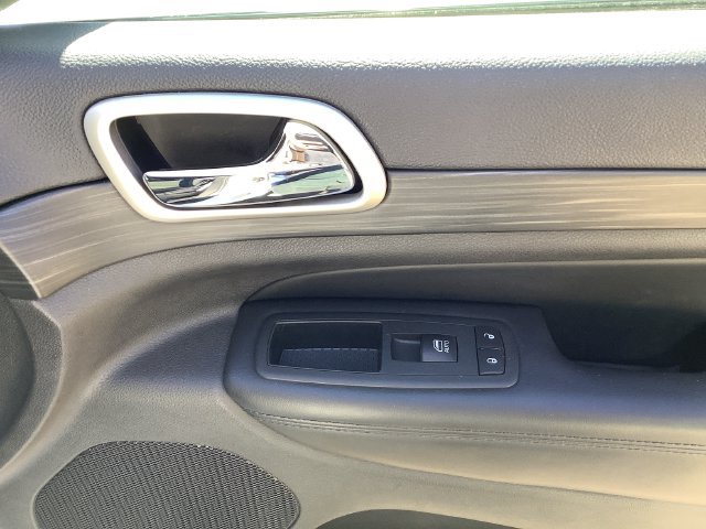 Used 2020 Jeep Grand Cherokee Altitude AWD/4WD image 39