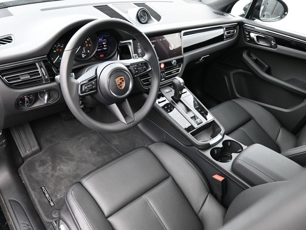 Certified 2025 Porsche Macan AWD/4WD image 4