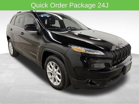 Used 2017 Jeep Cherokee Latitude w/ Cold Weather Group image 3