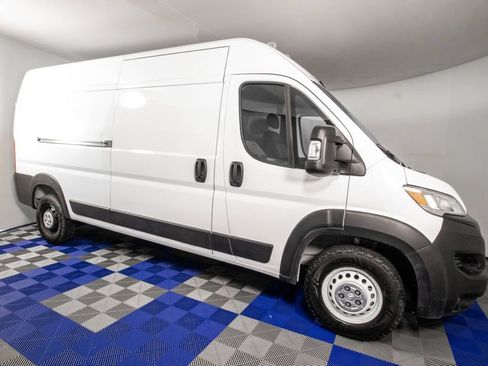 Used 2025 RAM ProMaster 2500 w/ Convenience Group FWD image 2